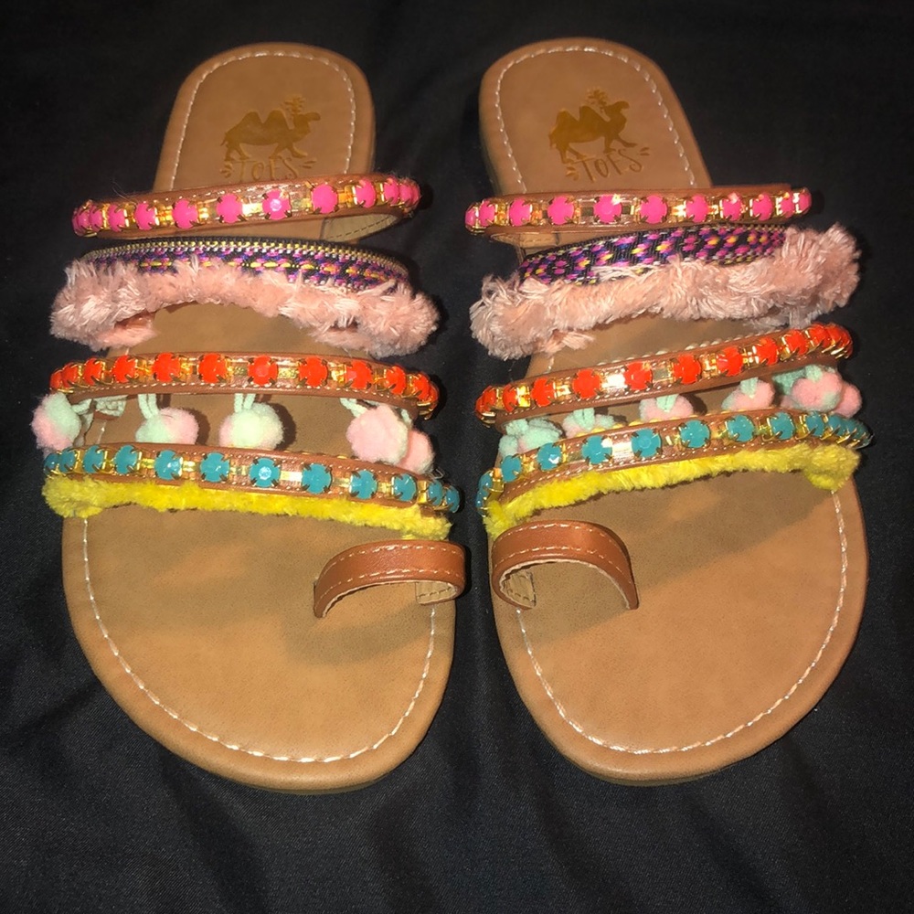 Adorable sandals!!!! Size 7